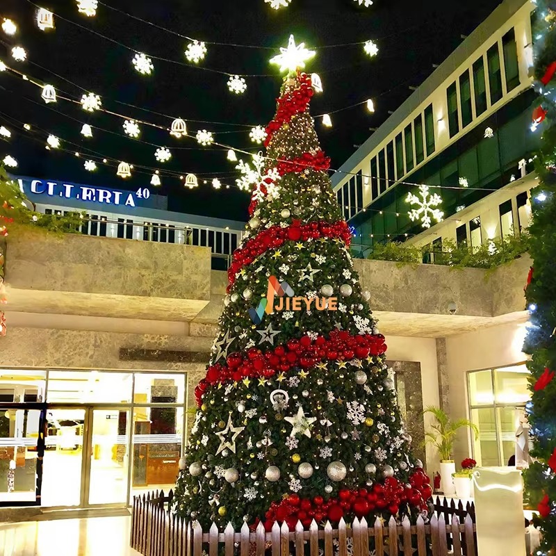 Christmas Tree Artificial - Pohon Natal Artifisial Dekoratif Luar Ruangan